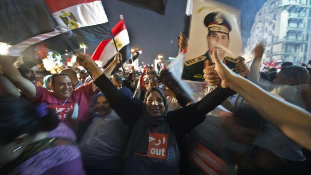 <strong>VILL JUBEL:</strong> Demonstranter hyller Abdel Fattah al-Sisi, forsvarsministeren i Egypt, som avsatte president Mohamed Mursi. Foto: AFP PHOTO / KHALED DESOUKI <strong>VILL JUBEL:</strong> Demonstranter hyller Abdel Fattah al-Sisi, forsvarsministeren i Egypt, som avsatte president Mohamed Mursi. Foto: AFP PHOTO / KHALED DESOUKI