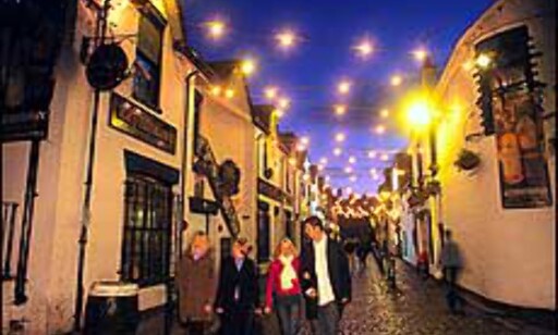 West End ligger nær universitetet, og byr på rolige gater med spennende shopping i små butikker. Foto: Greater Glasgow & Clyde Valley Tourist Board Foto: Greater Glasgow & Clyde Valley Tourist Board West End ligger nær universitetet, og byr på rolige gater med spennende shopping i små butikker. Foto: Greater Glasgow & Clyde Valley Tourist Board Foto: Greater Glasgow & Clyde Valley Tourist Board