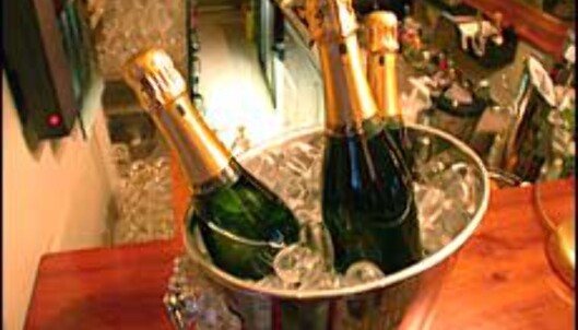 Champagne blir du kåt, glad og lykkelig av, i følge erotikakokken Dagfinn Hov. Foto: Karoline Champagne blir du kåt, glad og lykkelig av, i følge erotikakokken Dagfinn Hov. Foto: Karoline