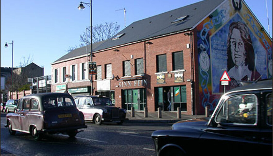 <strong>BELFAST:</strong> Huset tilhører Sinn Fein. Det sies at de katolske bydelene i Belfast ikke har veggmalerier slik som unionistbydelene fordi katolikkene <I>vet</I> at Belfast tilhører dem, og at det følgelig ikke er nødvendig å markere det gjennom slagord og grafitti. <strong>BELFAST:</strong> Huset tilhører Sinn Fein. Det sies at de katolske bydelene i Belfast ikke har veggmalerier slik som unionistbydelene fordi katolikkene <I>vet</I> at Belfast tilhører dem, og at det følgelig ikke er nødvendig å markere det gjennom slagord og grafitti.