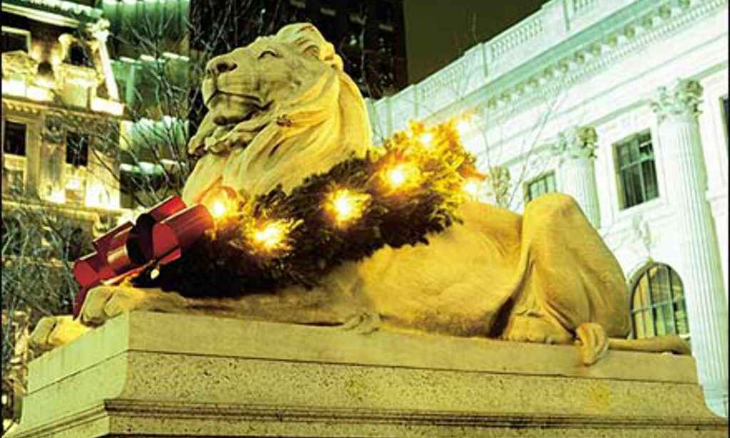 Denne julepyntede løven ligger foran New York Public Library. Bilde: Copyright Bart Barlow/NYC & Company, Inc. Denne julepyntede løven ligger foran New York Public Library. Bilde: Copyright Bart Barlow/NYC & Company, Inc.