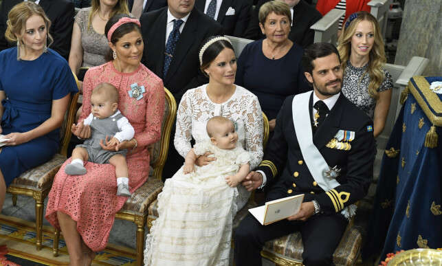 PÅ PLASS: Kronprinsesse Victoria med prins Oscar, ved siden av prinsesse Sofia med prins Alexander og prins Carl Philip. Foto: Claudio Bresciani / TT / NTB Scanpix PÅ PLASS: Kronprinsesse Victoria med prins Oscar, ved siden av prinsesse Sofia med prins Alexander og prins Carl Philip. Foto: Claudio Bresciani / TT / NTB Scanpix