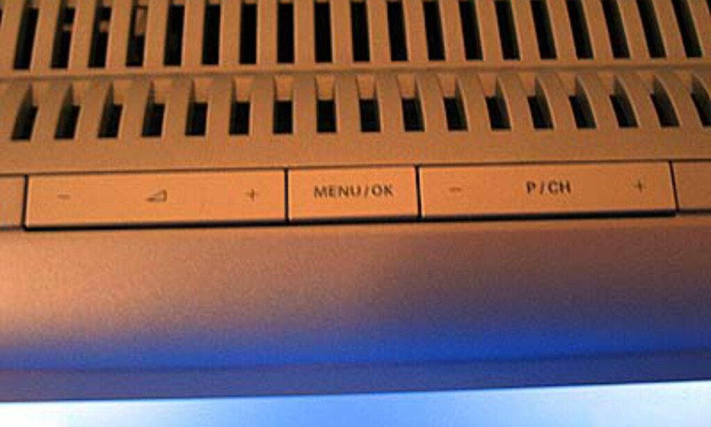 Er fjernkontrollen tom for batterier kan du også styre TVen manuelt. Knappene er på toppen. Er fjernkontrollen tom for batterier kan du også styre TVen manuelt. Knappene er på toppen.