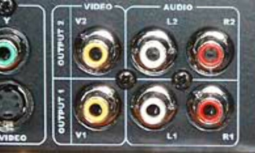 Legg merke til at du har to komposittutganger, S-video og RGB, men ikke scart. Det følger med en kompositt til scart-overgang, samt scart-kabel til TV. Legg merke til at du har to komposittutganger, S-video og RGB, men ikke scart. Det følger med en kompositt til scart-overgang, samt scart-kabel til TV.