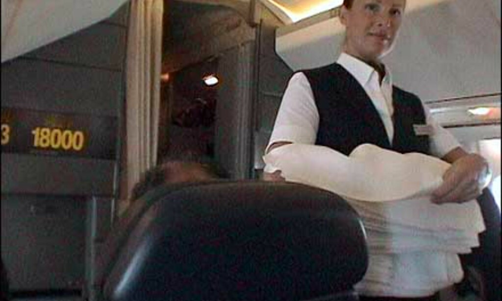 Ingen serveringsbrett og papirservietter på Concorde. Her deler flyvertinnen ut duker før servering. Foto: Pål Sigurd Anthonsen Ingen serveringsbrett og papirservietter på Concorde. Her deler flyvertinnen ut duker før servering. Foto: Pål Sigurd Anthonsen