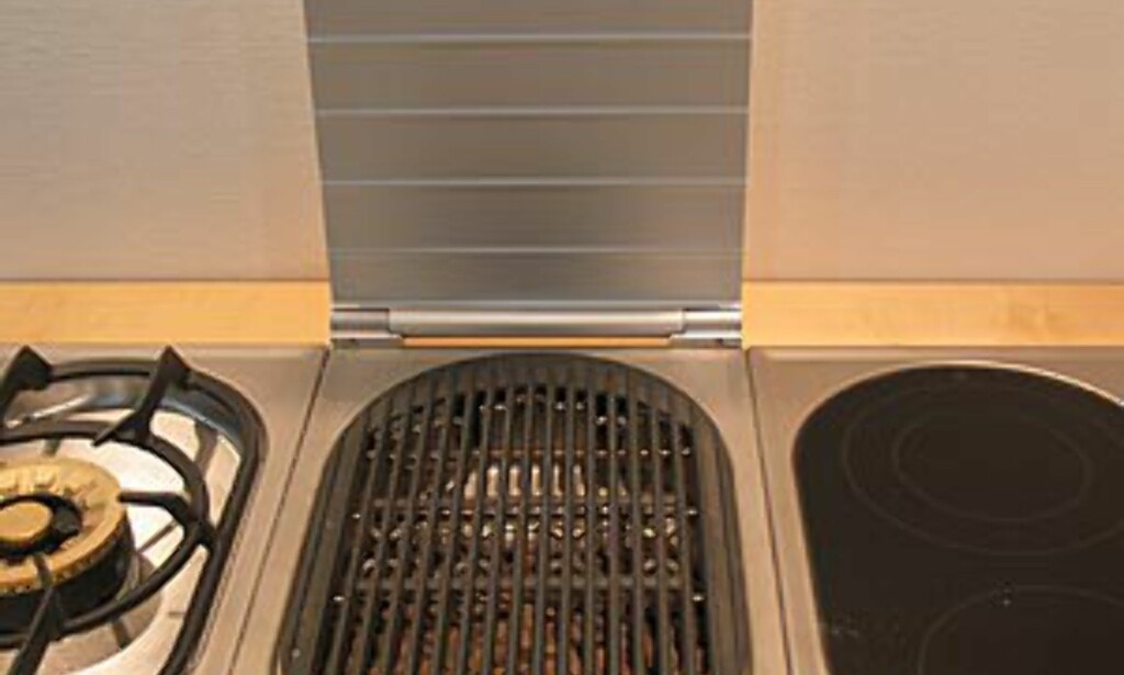 Praktisk lokk over grillristen hindrer at du svir deg. Fra Gaggenau. Praktisk lokk over grillristen hindrer at du svir deg. Fra Gaggenau.