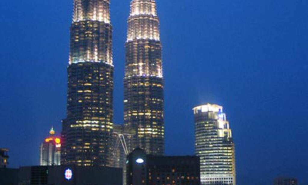 Kuala Lumpurs mest kjente landemerke: Twin Towers - sett fra Mutiaras tak. Kuala Lumpurs mest kjente landemerke: Twin Towers - sett fra Mutiaras tak.