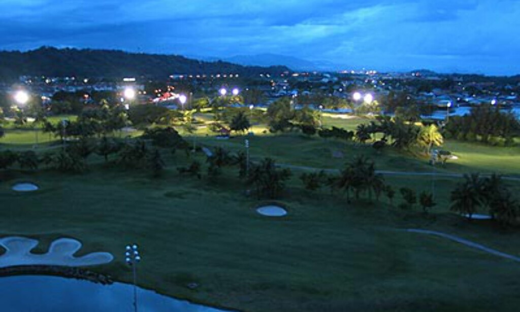 Sutera Harbour: Golfbanen i skumring. Her kan du golfe på flombelyst bane til 23:00.
Bildet er tatt fra hotellet. Sutera Harbour: Golfbanen i skumring. Her kan du golfe på flombelyst bane til 23:00.
Bildet er tatt fra hotellet.