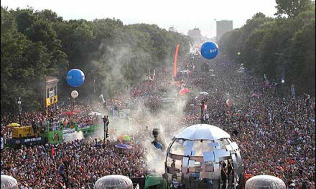 Maaaaange mennesker. Foto: Loveparade.net Maaaaange mennesker. Foto: Loveparade.net