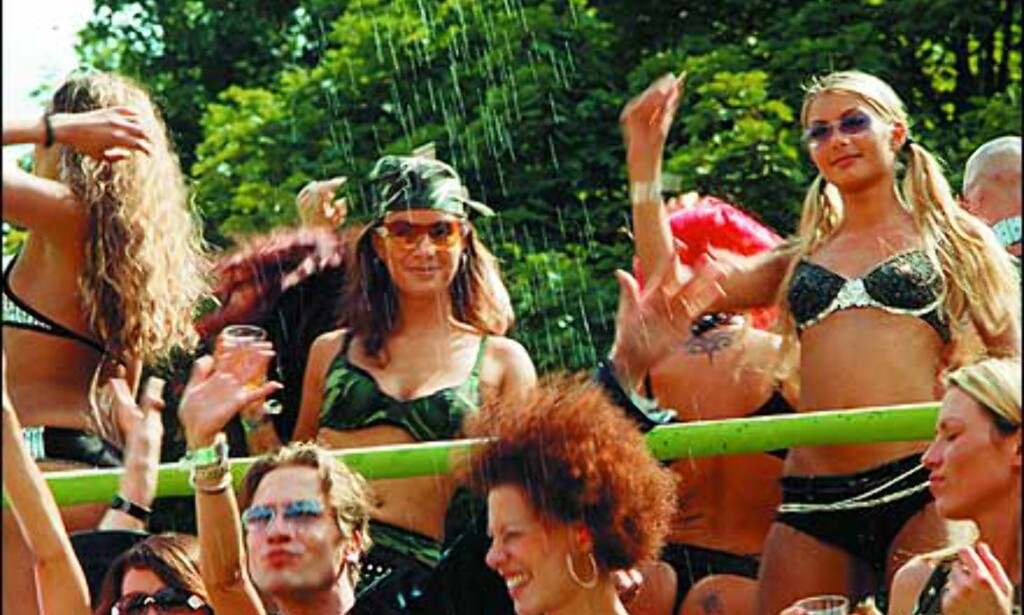 Glade dansere fyller flåtene. Foto: Loveparade.net Glade dansere fyller flåtene. Foto: Loveparade.net