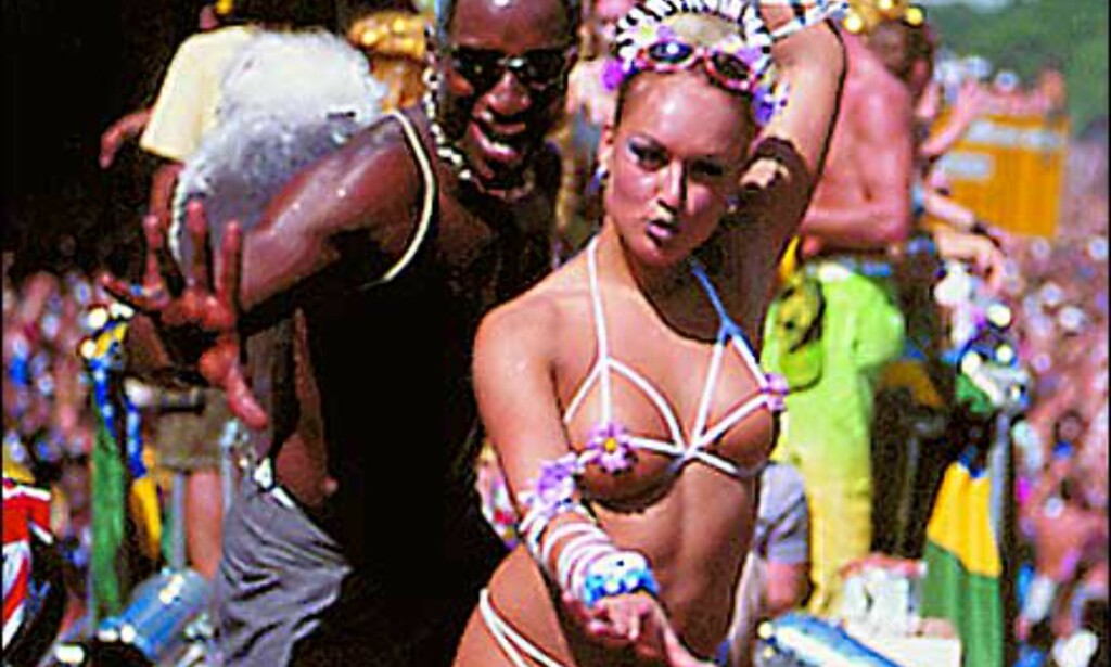 Hett og sexy på flåtene høyner stemningen. Foto: Loveparade.net Hett og sexy på flåtene høyner stemningen. Foto: Loveparade.net