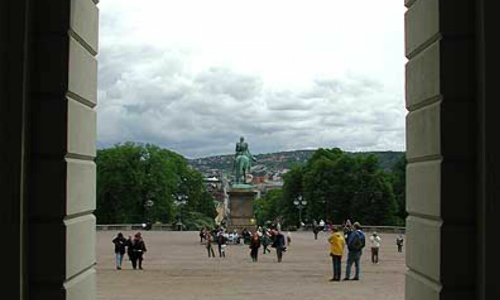 MOT SLOTTSBAKKEN: Under arkitekt Linstows hvelvinger kan vi se ut på turistene som fyller slottsbakken. Statsrådsgarderoben ligger inn til høyre. MOT SLOTTSBAKKEN: Under arkitekt Linstows hvelvinger kan vi se ut på turistene som fyller slottsbakken. Statsrådsgarderoben ligger inn til høyre.