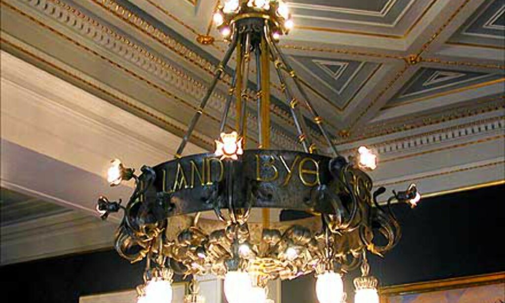 JUGENDLAMPE: Lysekronen i Statsrådssalen er prydet med inskripsjonen: MED LOV SKAL LANDET BYGGES. JUGENDLAMPE: Lysekronen i Statsrådssalen er prydet med inskripsjonen: MED LOV SKAL LANDET BYGGES.
