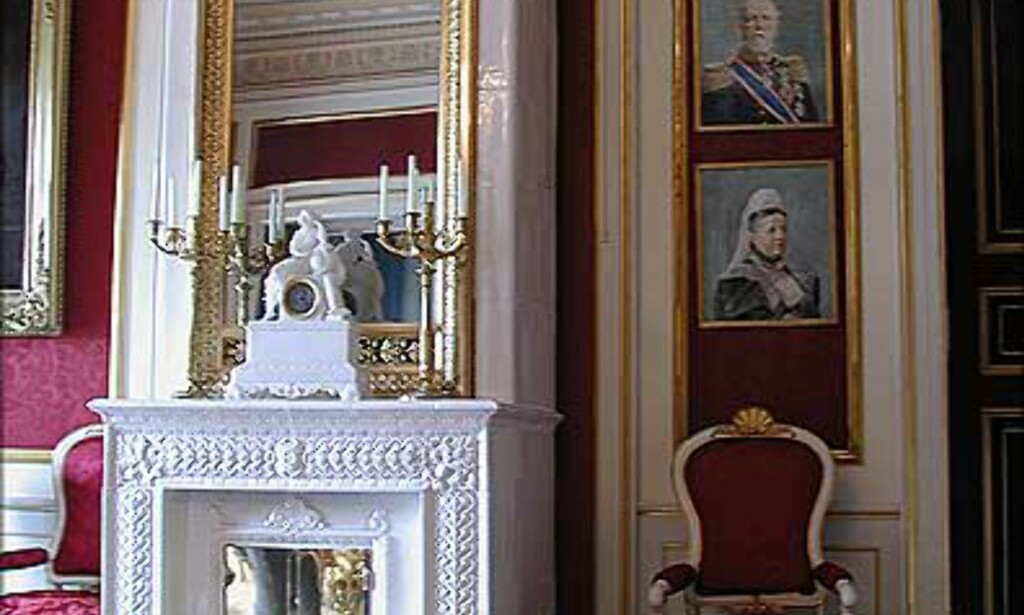 BERNADOTTESALONGEN: Rommet er stue og spiserom i Slottets flotteste gjestesuite, og på veggene henger malerier av forskjellige medlemmer av det gamle svenske kongehuset. Her bodde blant andre Dronning Elizabeth under sitt siste besøk i Oslo. BERNADOTTESALONGEN: Rommet er stue og spiserom i Slottets flotteste gjestesuite, og på veggene henger malerier av forskjellige medlemmer av det gamle svenske kongehuset. Her bodde blant andre Dronning Elizabeth under sitt siste besøk i Oslo.