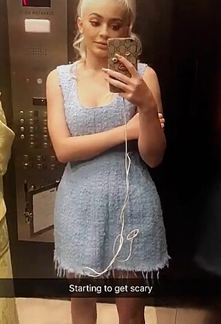 BLE SITTENDE FAST: Kylie (avbildet) og søstera Kendall ble sittende fast i heisen på vei til fest. Foto: Kylie Jenner / Snapchat BLE SITTENDE FAST: Kylie (avbildet) og søstera Kendall ble sittende fast i heisen på vei til fest. Foto: Kylie Jenner / Snapchat