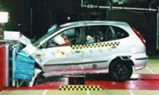 FULL SCORE: Nissan Almera Tino fikk full pott i sidekollisjonstestene og oppnådde totalt 30 av 34 poeng. I løpet av få dager kan du lese vår test av nykommeren, som forhåpentligvis vil være i litt bedre stand da vi leverer den fra oss enn denne.
FULL SCORE: Nissan Almera Tino fikk full pott i sidekollisjonstestene og oppnådde totalt 30 av 34 poeng. I løpet av få dager kan du lese vår test av nykommeren, som forhåpentligvis vil være i litt bedre stand da vi leverer den fra oss enn denne.