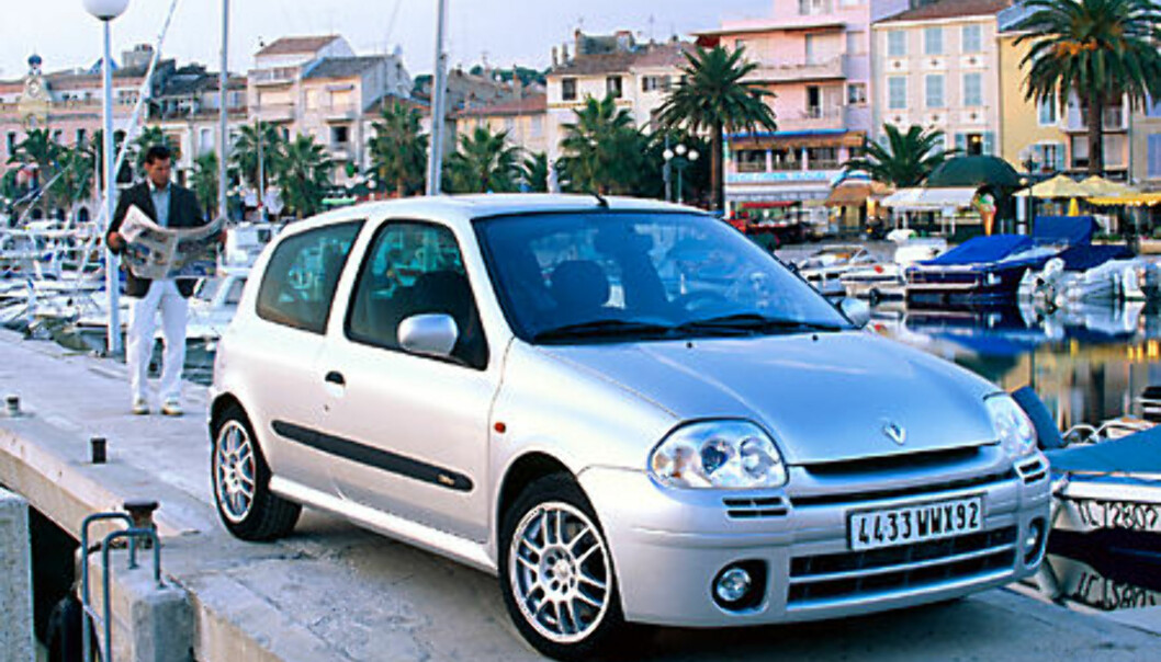 Stort bilde Clio 2.0 Sport forfra Stort bilde Clio 2.0 Sport forfra