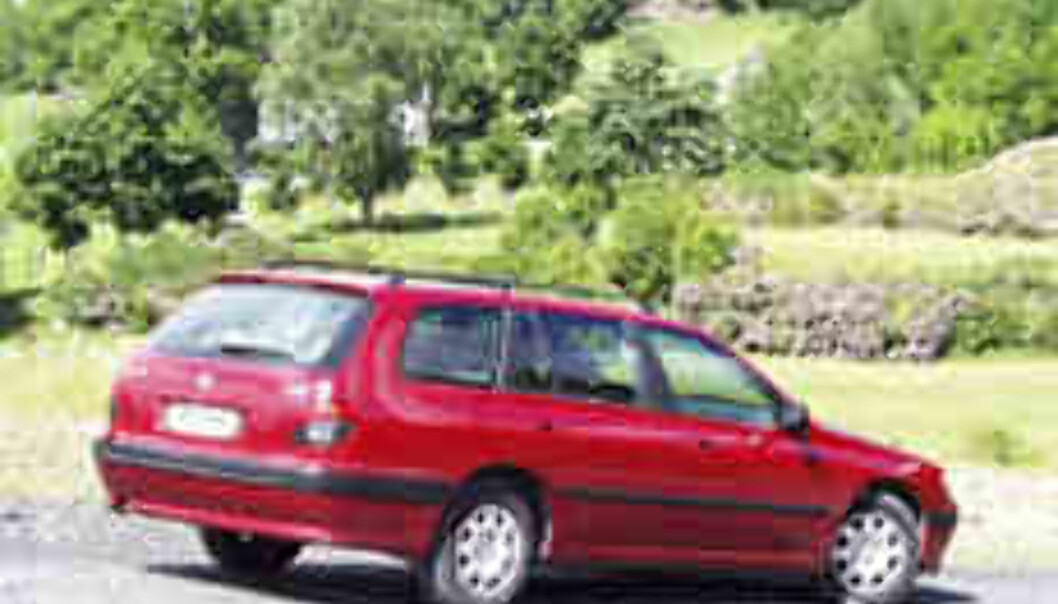 Peugeot 406 stasjonsvogn er en elegant bil, som skjuler et enormt bagasjerom. Foto: Henning Sund Peugeot 406 stasjonsvogn er en elegant bil, som skjuler et enormt bagasjerom. Foto: Henning Sund