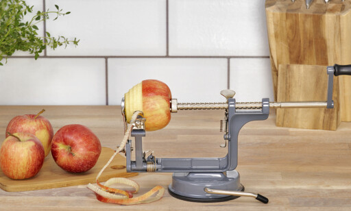 PERFEKT TIL BAKING: Epleskrelleren skreller, skiver og kjerner ut eplet. PERFEKT TIL BAKING: Epleskrelleren skreller, skiver og kjerner ut eplet.