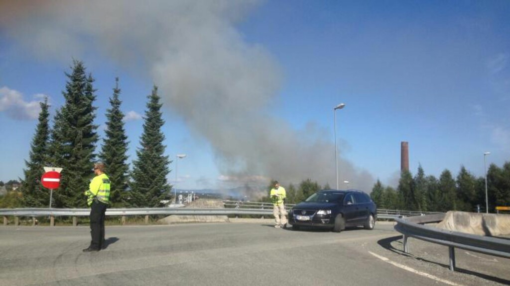 KRAFTIG BRANN: Et stort område rund papirfabrikken er røyklagt av brannen. Foto: Tor Aage Hansen KRAFTIG BRANN: Et stort område rund papirfabrikken er røyklagt av brannen. Foto: Tor Aage Hansen