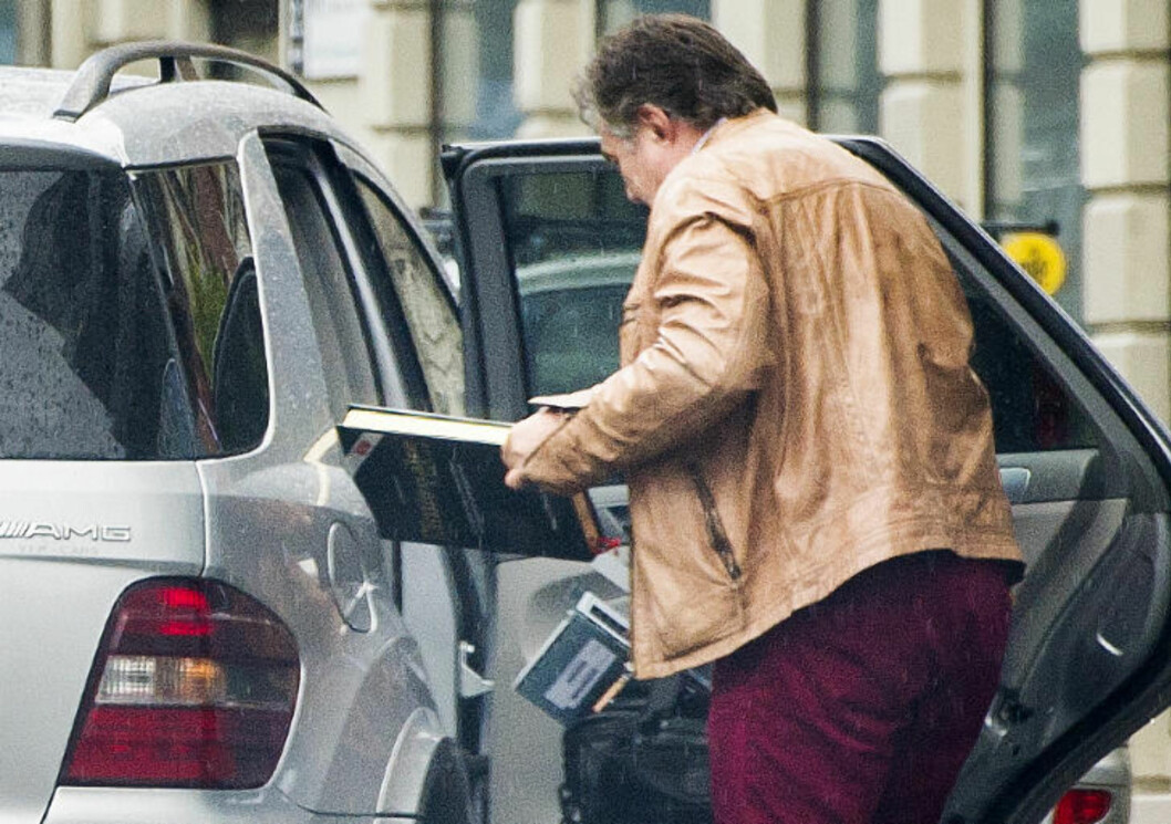 TILHOLD I SPANIA: Toe Anders Petterøe (59) ankom konkursboet i en spanskregistrert Mercedes ML63 AMG. Med sine 525 hestekrefter koster farkosten fra to millioner kroner i Norge - før ekstrautstyr. Pettterøe hevder han ikke selv eier bilen. Foto: John T. Pedersen / Dagbladet TILHOLD I SPANIA: Toe Anders Petterøe (59) ankom konkursboet i en spanskregistrert Mercedes ML63 AMG. Med sine 525 hestekrefter koster farkosten fra to millioner kroner i Norge - før ekstrautstyr. Pettterøe hevder han ikke selv eier bilen. Foto: John T. Pedersen / Dagbladet