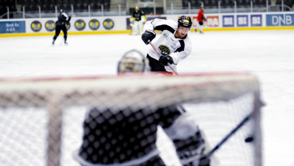 HELTEN: Fem måneder har gått siden Snorre Hallem avgjorde finaleserien mot Vålerenga, og samtidig utløste en flere dager lang fest i Stavanger. Den kommende sesongen vil den nyvalgte Oilers-kapteinen gjenta suksessen. - Det var en helt fantastisk følelse. Stemningen i hallen var helt elektrisk. Alle husker den følelsen der. Publikum også. De opplevelsene ønsker vi å gjennskape, sier Hallem. HELTEN: Fem måneder har gått siden Snorre Hallem avgjorde finaleserien mot Vålerenga, og samtidig utløste en flere dager lang fest i Stavanger. Den kommende sesongen vil den nyvalgte Oilers-kapteinen gjenta suksessen. - Det var en helt fantastisk følelse. Stemningen i hallen var helt elektrisk. Alle husker den følelsen der. Publikum også. De opplevelsene ønsker vi å gjennskape, sier Hallem.