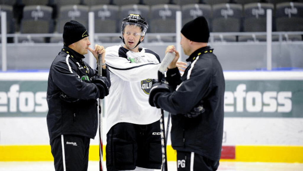 RÅDSLAGING Hovedtrener Thoresen, kaptein Hallem og assistent Pål Guldbrandsen jobber hardt for ny Oilers-suksess. RÅDSLAGING Hovedtrener Thoresen, kaptein Hallem og assistent Pål Guldbrandsen jobber hardt for ny Oilers-suksess.