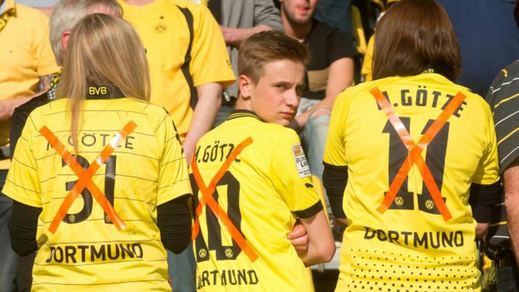 <strong>FERDIGE MED IDOLET:</strong> Disse unge Dortmund-supporterne viste sin tydelige mening om sitt tidligere idol da Dortmund møtte Bayern München i seriekamp i går.Foto: EPA/BERND THISSEN <strong>FERDIGE MED IDOLET:</strong> Disse unge Dortmund-supporterne viste sin tydelige mening om sitt tidligere idol da Dortmund møtte Bayern München i seriekamp i går.Foto: EPA/BERND THISSEN