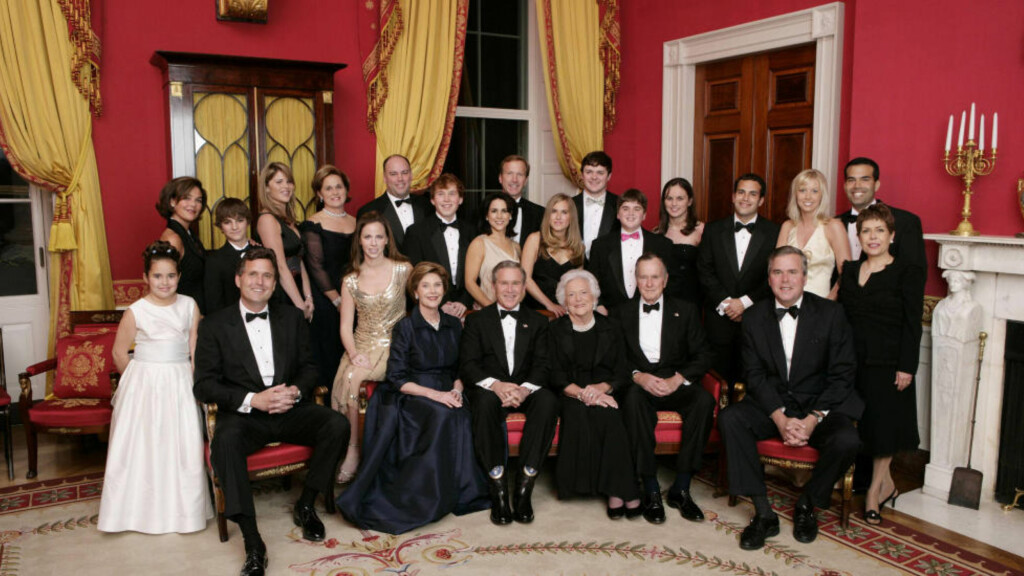 POLITISK FAMILIE: Tidligere president George W. Bush, Laura Bush, tidligere førstedame Barbara Bush, tidligere president George H.W. Bush i Det hvite hus i 2005, da Bush junior var president. Venner og familie feiret presidentparets 60 års bryllupsdag. På bildet er også, fra venstre: Georgia Grace Koch, Margaret Bush, Walker Bush, Marvin Bush, Jenna Bush, Doro Koch, Barbara Bush, Robert P. Koch, Pierce M. Bush, Maria Bush, Neil Bush, Ashley Bush, Sam LeBlond, Robert Koch, Nancy Ellis LeBlond, John Ellis Bush, Jr., Florida-guvernør John Ellis «Jeb» Bush, Mandi Bush, George P. Bush, og Columba Bush. Foto: ERIC DRAPER / REUTERS / NTB SCANPIX POLITISK FAMILIE: Tidligere president George W. Bush, Laura Bush, tidligere førstedame Barbara Bush, tidligere president George H.W. Bush i Det hvite hus i 2005, da Bush junior var president. Venner og familie feiret presidentparets 60 års bryllupsdag. På bildet er også, fra venstre: Georgia Grace Koch, Margaret Bush, Walker Bush, Marvin Bush, Jenna Bush, Doro Koch, Barbara Bush, Robert P. Koch, Pierce M. Bush, Maria Bush, Neil Bush, Ashley Bush, Sam LeBlond, Robert Koch, Nancy Ellis LeBlond, John Ellis Bush, Jr., Florida-guvernør John Ellis «Jeb» Bush, Mandi Bush, George P. Bush, og Columba Bush. Foto: ERIC DRAPER / REUTERS / NTB SCANPIX