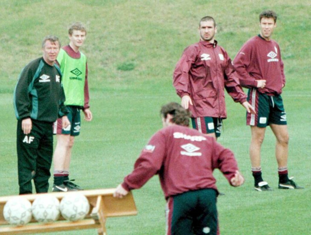 <strong>TRENING:</strong> Ferguson (t.v.) sammen med Ole Gunnar Solkjær (i vest), Eric Cantona (nummer to fra høyre) og Ronny Johnsen (t.h.) på trening. Foto: Aleksander Nordahl / NTB Scanpix <strong>TRENING:</strong> Ferguson (t.v.) sammen med Ole Gunnar Solkjær (i vest), Eric Cantona (nummer to fra høyre) og Ronny Johnsen (t.h.) på trening. Foto: Aleksander Nordahl / NTB Scanpix