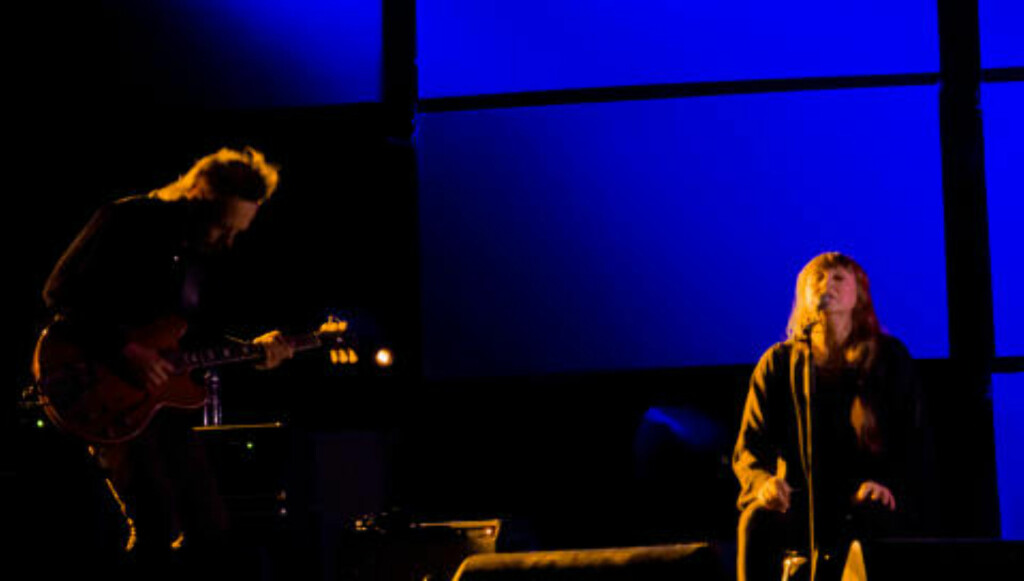 POETISK: Stian Westerhus og Sidsel Endresen i dramatisk lyssetting på Folken i Stavanger. FOTO: TERJE MOSNES POETISK: Stian Westerhus og Sidsel Endresen i dramatisk lyssetting på Folken i Stavanger. FOTO: TERJE MOSNES