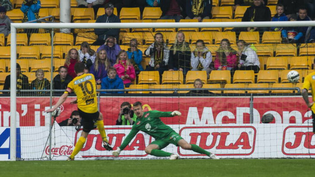<strong> AVGJØRENDE:</strong> Lillestrøm ble tildelt straffe etter at Fredrik Gulbrandsen filmet i en duell med Ulrik Flo. Straffesparket satte Petter Vaagan Moen inn, til 2-2, som ble sluttstillingen mot Sogndal. Foto: Berit Roald / NTB scanpix <strong> AVGJØRENDE:</strong> Lillestrøm ble tildelt straffe etter at Fredrik Gulbrandsen filmet i en duell med Ulrik Flo. Straffesparket satte Petter Vaagan Moen inn, til 2-2, som ble sluttstillingen mot Sogndal. Foto: Berit Roald / NTB scanpix