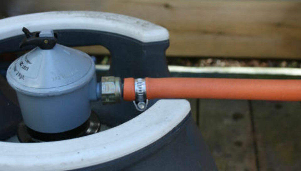 <strong>VIKTIG SJEKK:</strong> Gasslangen kan få sprekker eller hull, og det er viktig å sjekke at den ikke lekker. Foto: Gro Strømsheim <strong>VIKTIG SJEKK:</strong> Gasslangen kan få sprekker eller hull, og det er viktig å sjekke at den ikke lekker. Foto: Gro Strømsheim