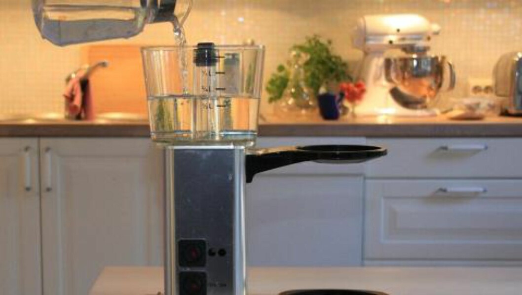<strong>RENGJØRING AV KAFFEMASKIN:</strong> Kaffemaskinen bør rengjøres hver fjortende dag. Det gjør du ved å kjøre vann tilsatt rensemiddel gjennom maskinen, og avslutte med to runder rent vann. Foto: Alexander Berg jr. <strong>RENGJØRING AV KAFFEMASKIN:</strong> Kaffemaskinen bør rengjøres hver fjortende dag. Det gjør du ved å kjøre vann tilsatt rensemiddel gjennom maskinen, og avslutte med to runder rent vann. Foto: Alexander Berg jr.