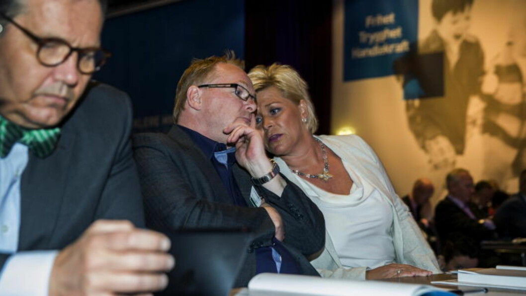 LITT Å SNAKKE OM: Nestleder Per Sandberg diskuterer med partileder Siv Jensen, Per-Arne Olsen til venstre. Foto: Nina Hansen / Dagbladet LITT Å SNAKKE OM: Nestleder Per Sandberg diskuterer med partileder Siv Jensen, Per-Arne Olsen til venstre. Foto: Nina Hansen / Dagbladet