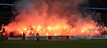 Stormet banen og kastet bengalske lys mot Djurgården-fansen Stormet banen og kastet bengalske lys mot Djurgården-fansen