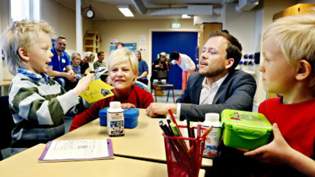 <strong>LEKSEKLARE:</strong> Kjetil (t.v.) og Svein (t.h) hadde førskoledag på Fusa barneskole tirsdag denne uka. — Jeg gleder meg mest til leksene og sånn, forteller den svært skoleklare Kjetil på spørsmål fra kunnskapsminister Kristin Halvorsen. Foto: Jacques Hvistendahl / Dagbladet <strong>LEKSEKLARE:</strong> Kjetil (t.v.) og Svein (t.h) hadde førskoledag på Fusa barneskole tirsdag denne uka. — Jeg gleder meg mest til leksene og sånn, forteller den svært skoleklare Kjetil på spørsmål fra kunnskapsminister Kristin Halvorsen. Foto: Jacques Hvistendahl / Dagbladet