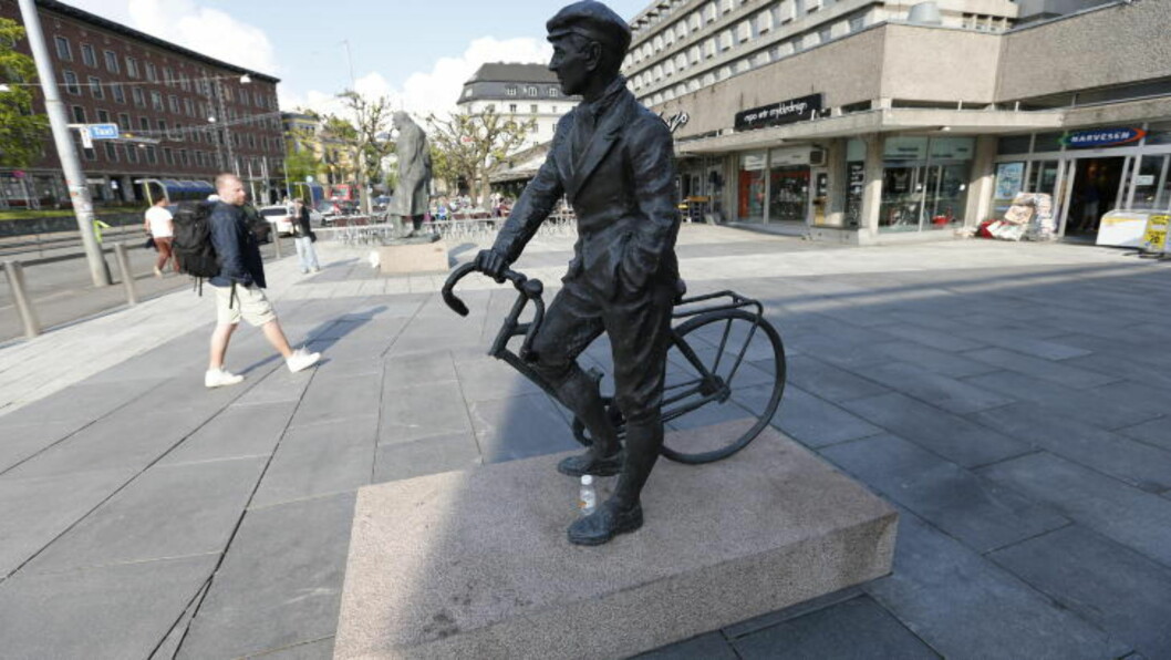 18. MAI: Slik har Kjakan-statuen stått siden 17. mai-feiringen. I morges ble den funnet veltet av sokkel. Foto: Lise Åserud / NTB Scanpix. 18. MAI: Slik har Kjakan-statuen stått siden 17. mai-feiringen. I morges ble den funnet veltet av sokkel. Foto: Lise Åserud / NTB Scanpix.