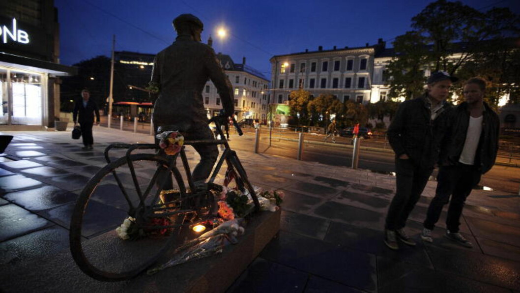 <strong> MINNESTUND:</strong> Publikum la blomster på statuen etter at krigshelten Gunnar Sønsteby døde i mai 2012. FOTO: CHRISTIAN ROTH CHRISTENSEN/DAGBLADET. <strong> MINNESTUND:</strong> Publikum la blomster på statuen etter at krigshelten Gunnar Sønsteby døde i mai 2012. FOTO: CHRISTIAN ROTH CHRISTENSEN/DAGBLADET.
