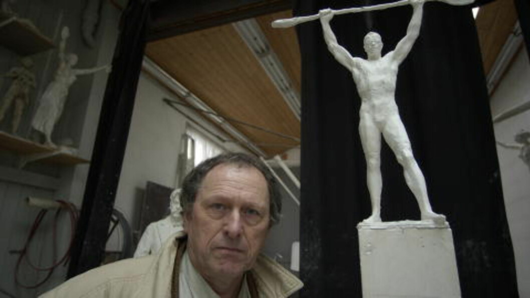 <strong> KUNSTEREN SER LYSPUNKTER:</strong> Per Ung, her med et annet arbeid av padler og OL-vinner Knut Holmann, håper at Gunnar Sønsteby-skulpturen nå kommer dit han mener den hører hjemme. FOTO: OLE C. H. THOMASSEN / DAGBLADET. <strong> KUNSTEREN SER LYSPUNKTER:</strong> Per Ung, her med et annet arbeid av padler og OL-vinner Knut Holmann, håper at Gunnar Sønsteby-skulpturen nå kommer dit han mener den hører hjemme. FOTO: OLE C. H. THOMASSEN / DAGBLADET.