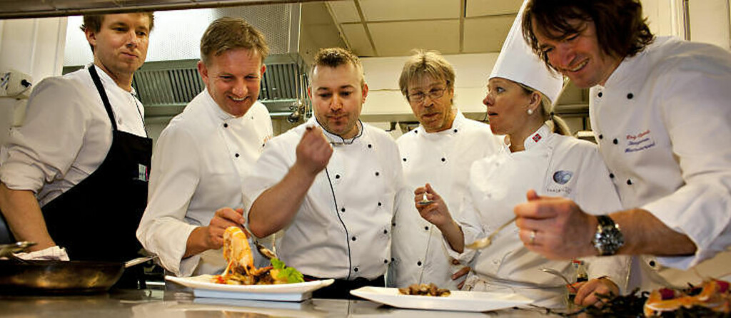 SAMARBEID: Her smaker alle på Sørens sjøkrepsbiskuit, sautert sopp med en innkokt/redusert krepsebiskuit montert med smør, toppet med ærfuglbryst. Serveres som forrett på Risørhotell. Fra venstre Rasmus Kristensen, Jan G. Larsen, Grzegorz Regner, Søren Scotwin, Britt Elisabeth Olsen og Dag M.D. Eikeland. Foto: OLE C.H. THOMASSEN SAMARBEID: Her smaker alle på Sørens sjøkrepsbiskuit, sautert sopp med en innkokt/redusert krepsebiskuit montert med smør, toppet med ærfuglbryst. Serveres som forrett på Risørhotell. Fra venstre Rasmus Kristensen, Jan G. Larsen, Grzegorz Regner, Søren Scotwin, Britt Elisabeth Olsen og Dag M.D. Eikeland. Foto: OLE C.H. THOMASSEN