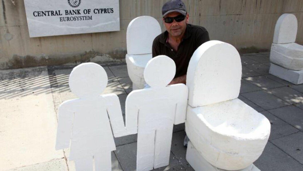 SYMBOLSK PROTEST: Kunstner Andreas Efstathiou poserer med sitt noe uvanlige kunstverk. Foto: AFP SYMBOLSK PROTEST: Kunstner Andreas Efstathiou poserer med sitt noe uvanlige kunstverk. Foto: AFP