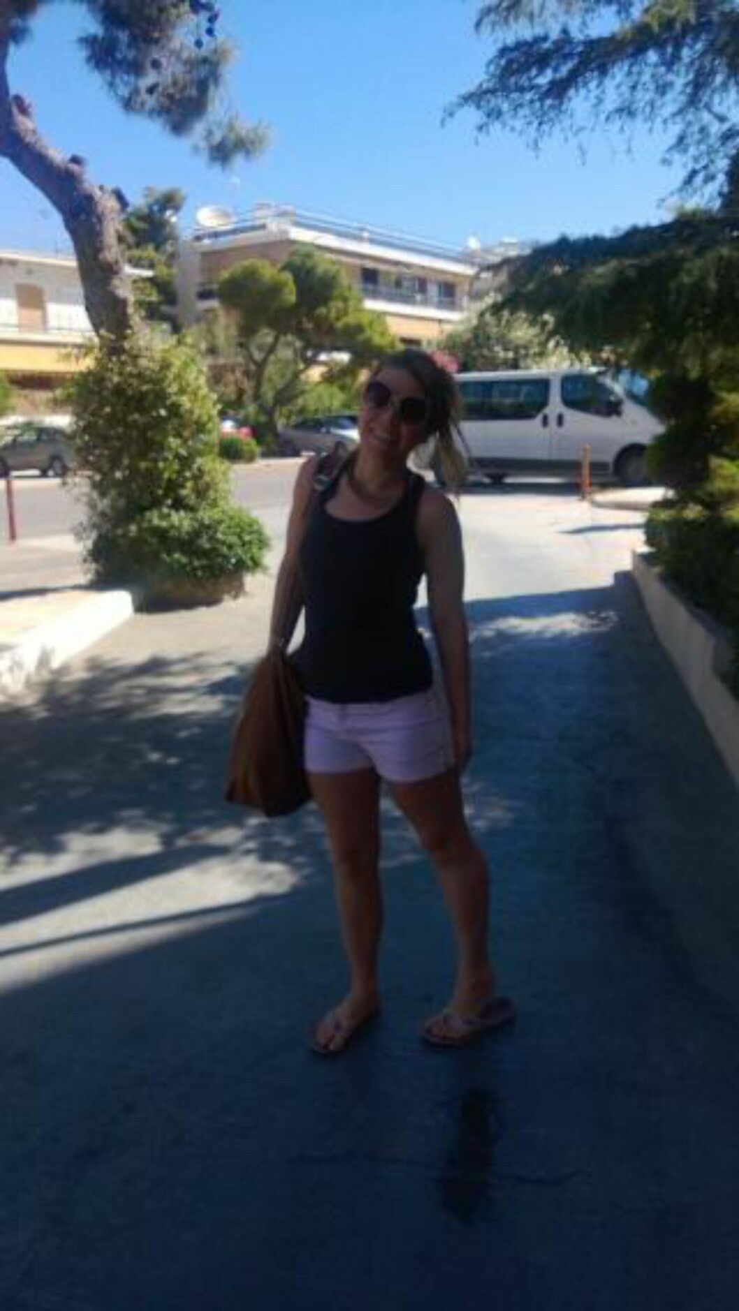 30. MAI: Monica Barstad utenfor Oasis Hotel & Apartments før avreise med båt til Santorini. Foto: Privat. 30. MAI: Monica Barstad utenfor Oasis Hotel & Apartments før avreise med båt til Santorini. Foto: Privat.