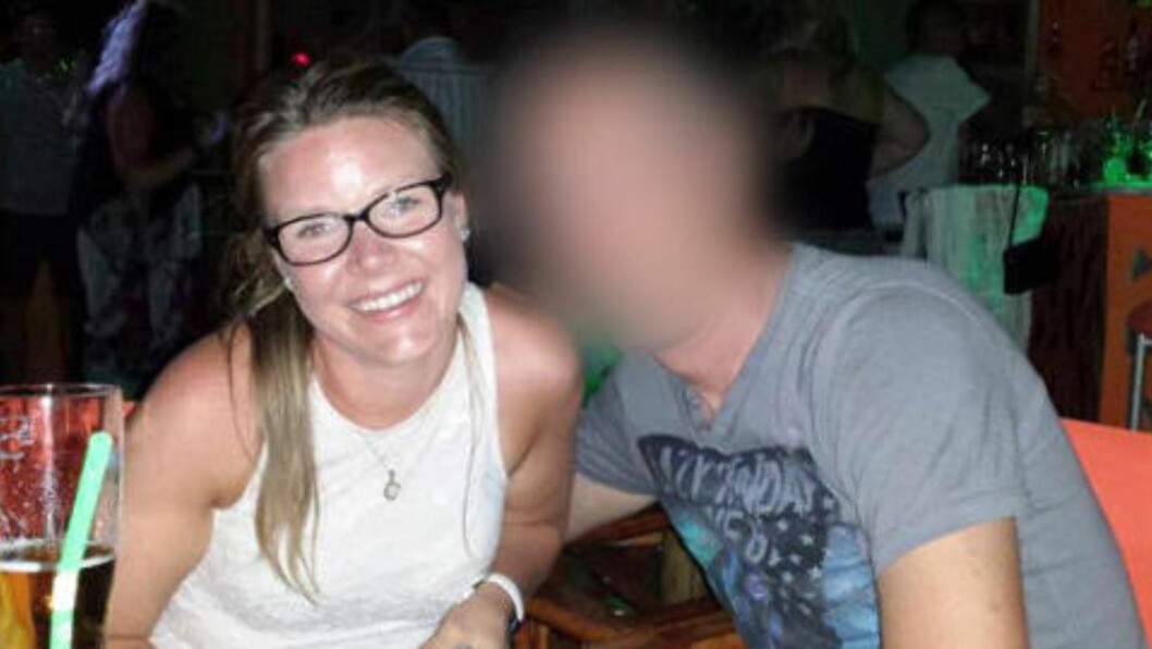<strong> SANTORINI-VENN:</strong> Dette bildet av seg selv og bartenderen Yanis Margaritis (her anonymisert, red, anm.) la Monica Barstad ut på sin Facebook-side 3. juni. Foto: Privat. <strong> SANTORINI-VENN:</strong> Dette bildet av seg selv og bartenderen Yanis Margaritis (her anonymisert, red, anm.) la Monica Barstad ut på sin Facebook-side 3. juni. Foto: Privat.