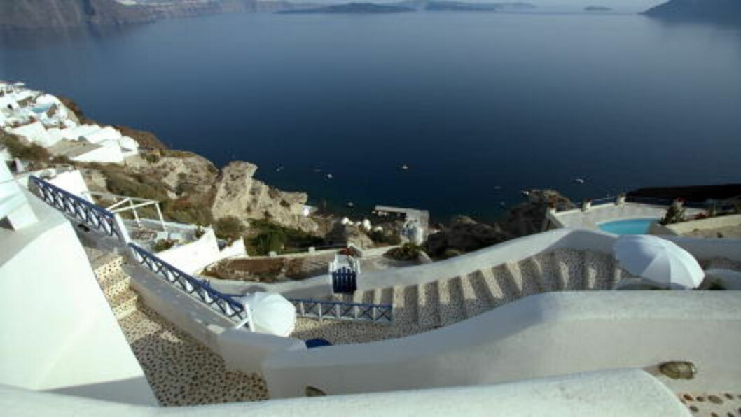 <strong> FERIEPARADIS:</strong> I høysesongen er det 80 000 turister på Santorini - mer enn fem ganger den fastboende befolkningen. Her fra landsbyen Ios. FOTO: GEIR BØLSTAD/DAGBLADET. <strong> FERIEPARADIS:</strong> I høysesongen er det 80 000 turister på Santorini - mer enn fem ganger den fastboende befolkningen. Her fra landsbyen Ios. FOTO: GEIR BØLSTAD/DAGBLADET.