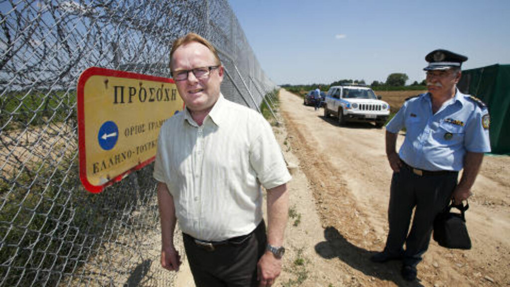 HER STARTER SCHENGEN: Frps Per Sandberg i Schengen på gresk område med Tyrkia på den andre siden - og gresk skilt med pil til grenseposten. FOTO: HENNING LILLEGÅRD/DAGBLADET. HER STARTER SCHENGEN: Frps Per Sandberg i Schengen på gresk område med Tyrkia på den andre siden - og gresk skilt med pil til grenseposten. FOTO: HENNING LILLEGÅRD/DAGBLADET.