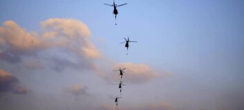 Militærhelikoptre slipper flagg ned til million-demonstrantene Militærhelikoptre slipper flagg ned til million-demonstrantene