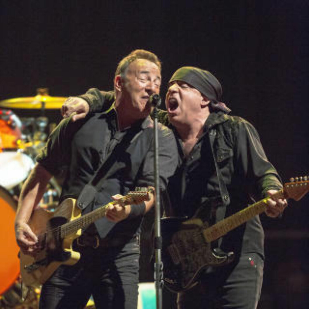 <strong>KOMPISER:</strong> Bruce Springsteen med E-street band sist Telenor arena. Samspillet mellom de gamle kompisene - og energiske musikerne- er fantastisk.
Foto: Lars Eivind Bones / Dagbladet <strong>KOMPISER:</strong> Bruce Springsteen med E-street band sist Telenor arena. Samspillet mellom de gamle kompisene - og energiske musikerne- er fantastisk.
Foto: Lars Eivind Bones / Dagbladet