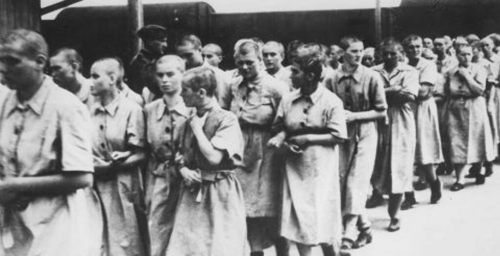 TVUNGET TIL ARBEID: Bildet tatt i 1944 viser kvinner som ble tvunget til arbeid i Auschwitz-Birkenau-leiren. Foto: Yad Vashem Archives / Scanpix TVUNGET TIL ARBEID: Bildet tatt i 1944 viser kvinner som ble tvunget til arbeid i Auschwitz-Birkenau-leiren. Foto: Yad Vashem Archives / Scanpix