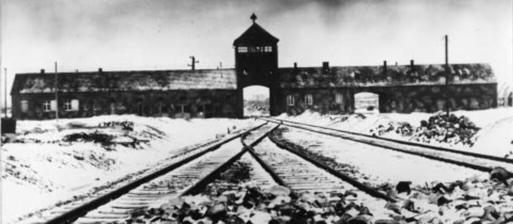 AUSCHWITZ: Blant de mest beryktede konsentrasjonsleirene var Auschwitz-Birkena. Bildet fra 1941 viser jernbanesporene som leder inn til leiren. Foto: AP / Scanpix AUSCHWITZ: Blant de mest beryktede konsentrasjonsleirene var Auschwitz-Birkena. Bildet fra 1941 viser jernbanesporene som leder inn til leiren. Foto: AP / Scanpix